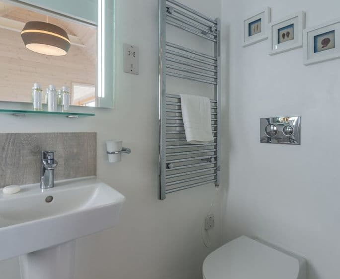 Contemporary  en suite shower room to the twin bedroom