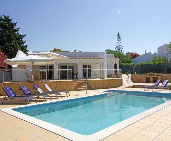 Villa das Oliveiras is an attractive, single storey villa, set in its own landscaped garden with private swimming pool