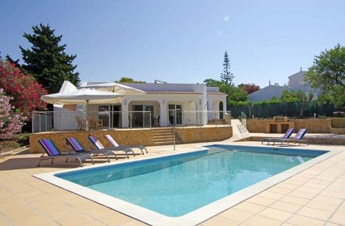 Villa das Oliveiras is an attractive, single storey villa, set in its own landscaped garden with private swimming pool