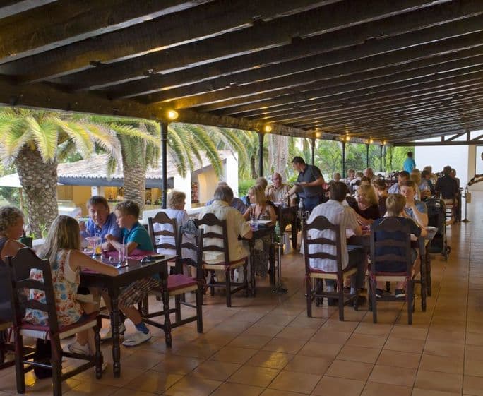 The 'O Farol' restaurant provides buffet breakfasts and a la carte menus, with plenty of Portuguese dishes