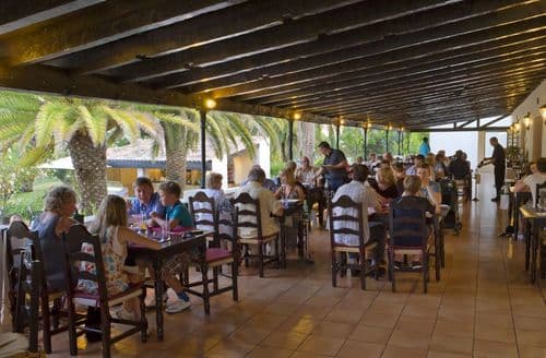The 'O Farol' restaurant provides buffet breakfasts and a la carte menus, with plenty of Portuguese dishes