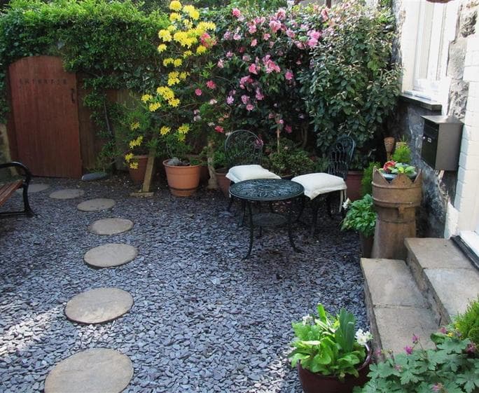 Minafon front garden