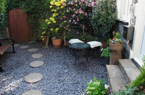 Minafon front garden