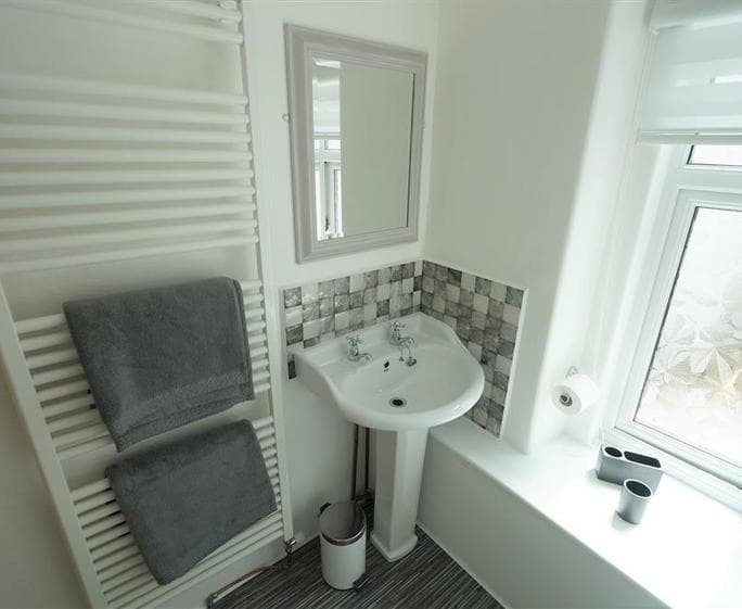 Minafon bathroom sink
