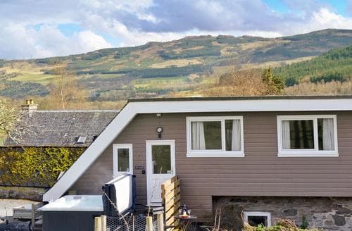 Late availability self-catering holiday cottages this weekend!