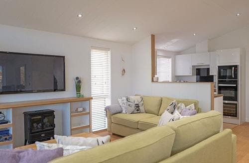 Holiday Log Cabins With Hot Tubs In North East Lincolnshire