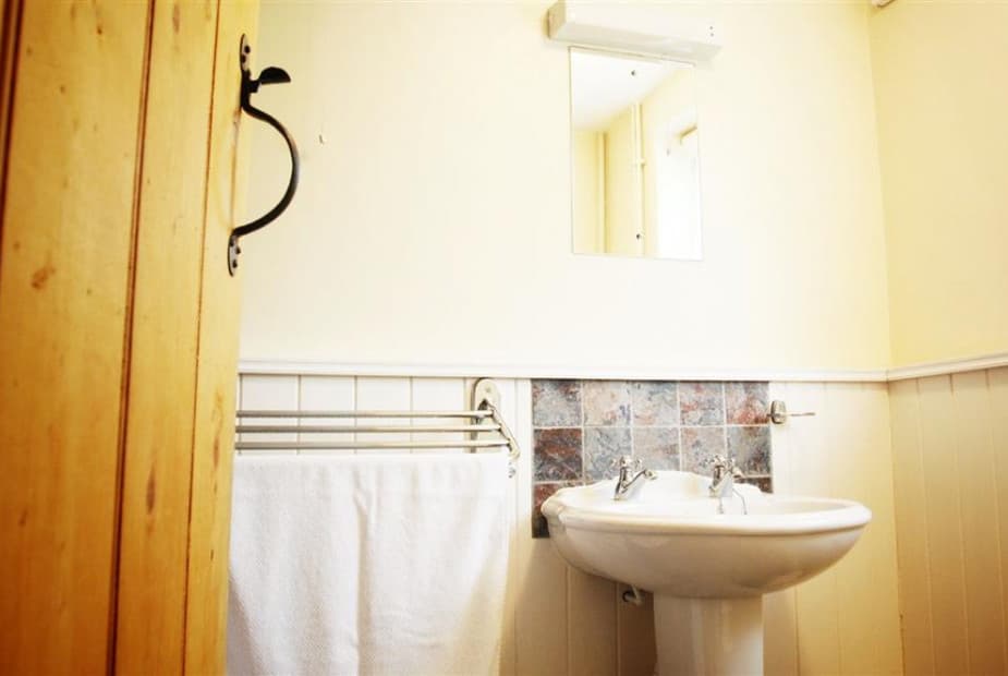 Holly Tree Cottage-bathroom 