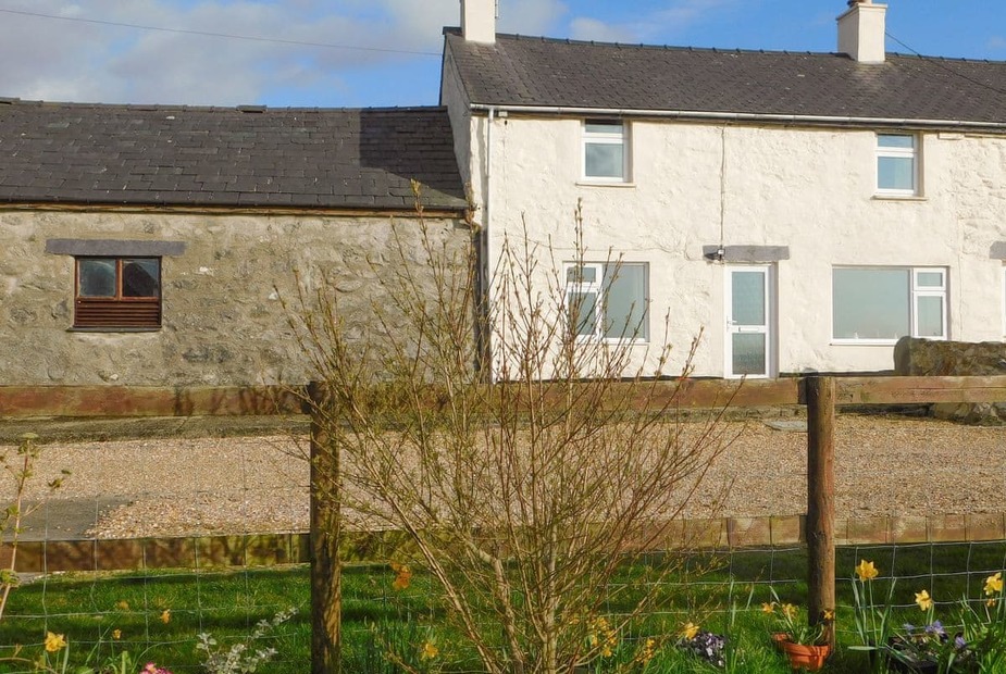 Hafod Rhug Uchaf Traditional Welsh cottage surrounded by the beauty of north Wales | Hafod Rhug Uchaf, Waunfawr, near Caernarfon