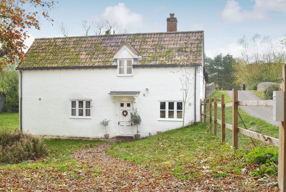 Lock Cottage Picturesque setting adjacent to the lock and canal | Lock Cottage, Brimslade, near Marlborough