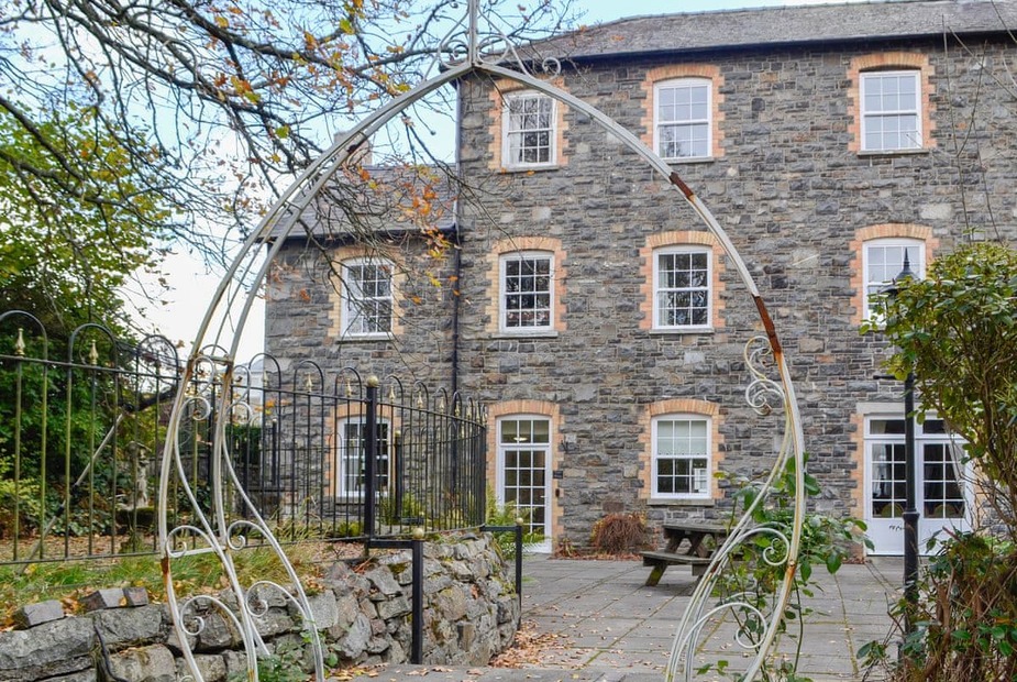 East Wing - UK10245 Lovely holiday accommodation in the wing of the main estate house | East Wing - Carreg Llwyd Place, Rhayader