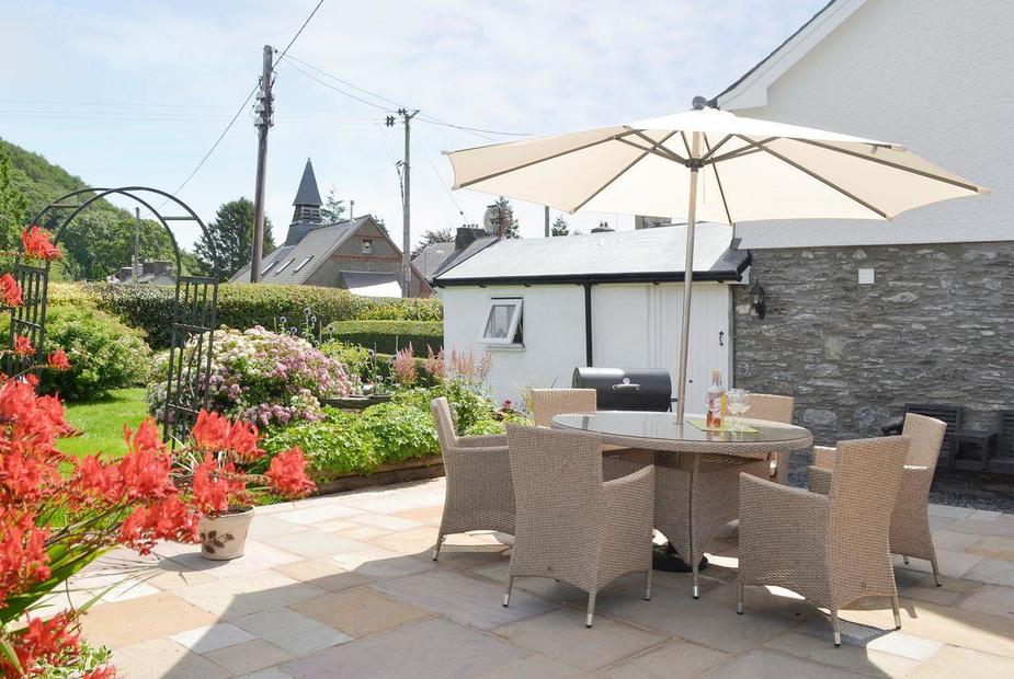 Trellywel Beautiful garden with paved patio | Trellywel, Pennal, near Machynlleth