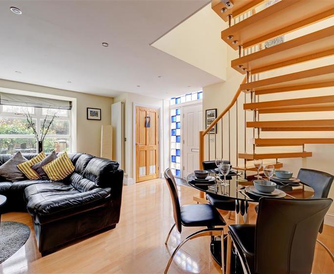 Ty'r Pwmp - No 1 Stylish open plan living