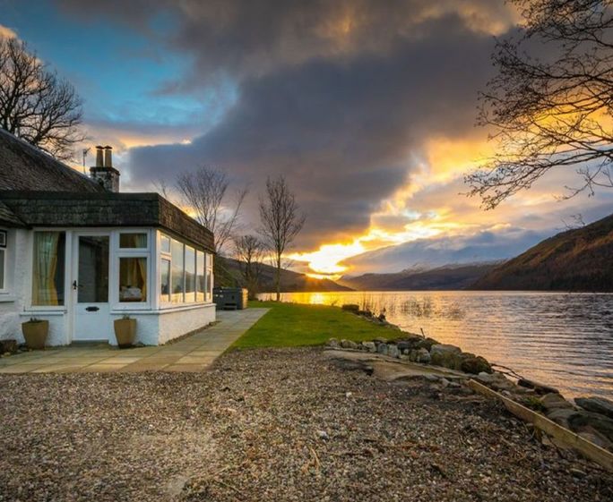 Lochside Cottage, Kenmore Lochside Cottage sits directly on the shores of Loch Tay in the in the Perthshire village of Kenmore