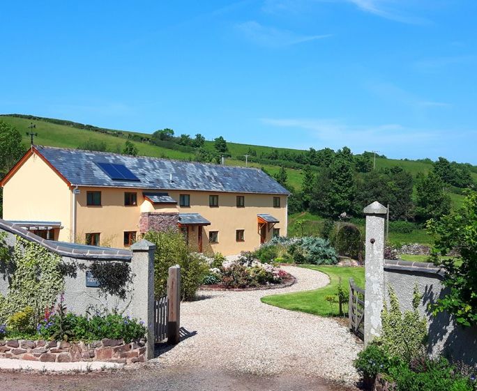 Middle Hollacombe Farmhouse, Hollacombe Set in glorious countryside between moor and coasts, Middle Hollacombe is in the heart of Devon