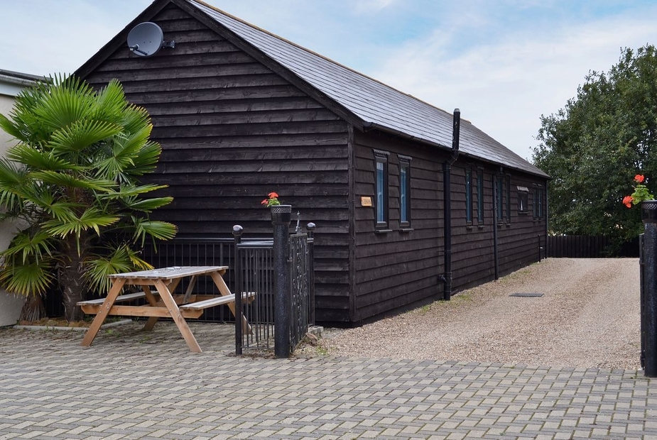 Chinook Exterior | Four Winds Cottages - Chinook, Castle Hedingham