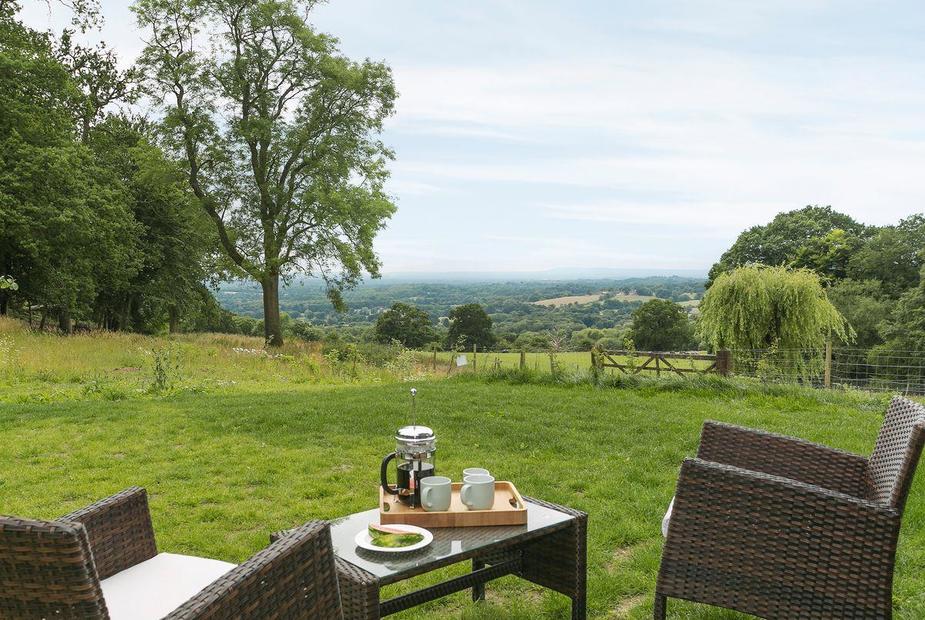 Little Great Foxmoor Barn Tranquil sitting-out-area | Little Foxmoor Barn - Foxmoor Barns, Leith Hill, near Dorking