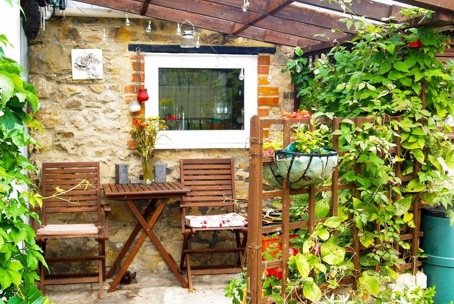 Lime Orn Cottage Enclosed courtyard with garden furniture | Lime Orn Cottage, Stratton St Margaret, near Swindon