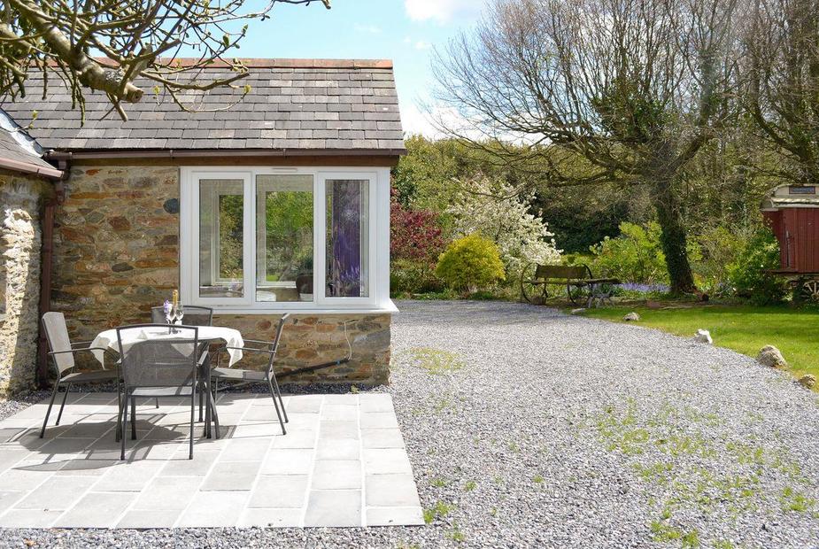 The Garden Cottage Exquisite holiday home with garden furniture on patio | Garden Cottage, Ugborough, near Ivybridge