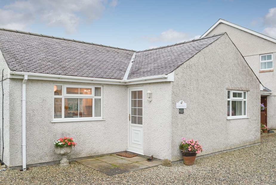 Y Bwthyn Beautifully presented semi-detached single storey property | Y Bwthyn, Cerrig Ceinwen, near Llangefni