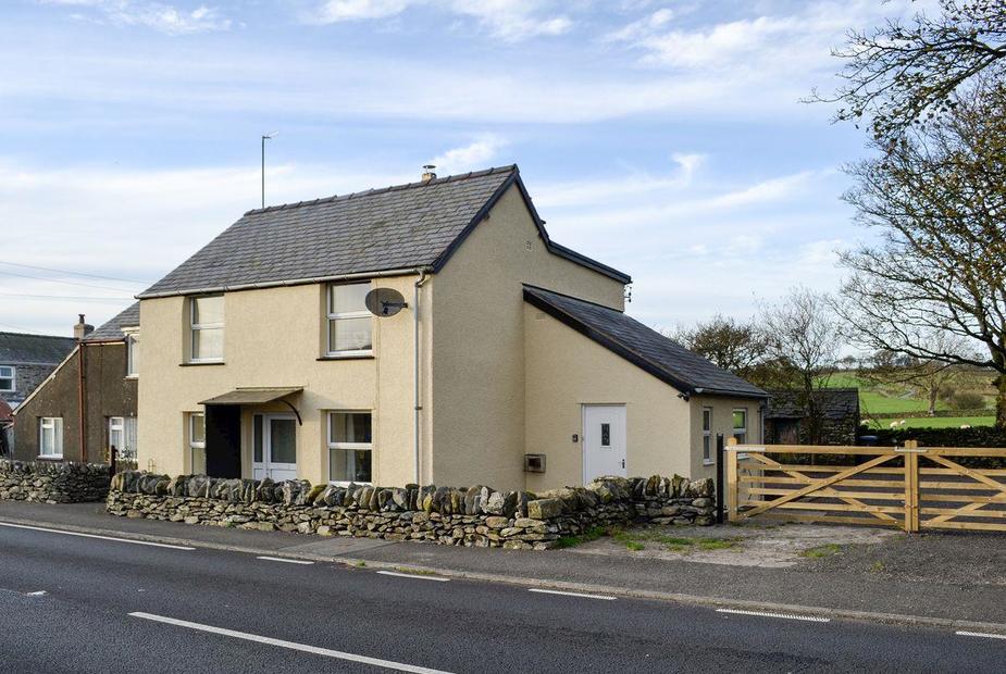Ceirnioge Cottage Semi-detached cottage | Ceirnioge Cottage, Near Pentrefoelas, Betws-y-Coed