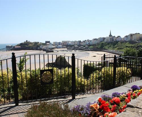 Beachside Holiday apartment communal garden tenby