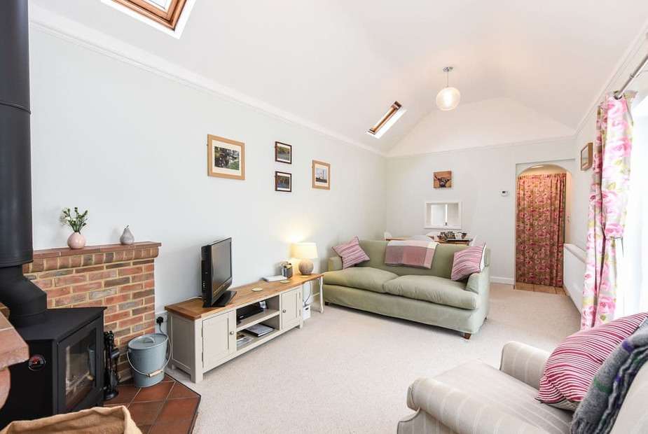 Kings Hyde Cottage Living room/dining room | Kings Hyde Cottage, Lymington